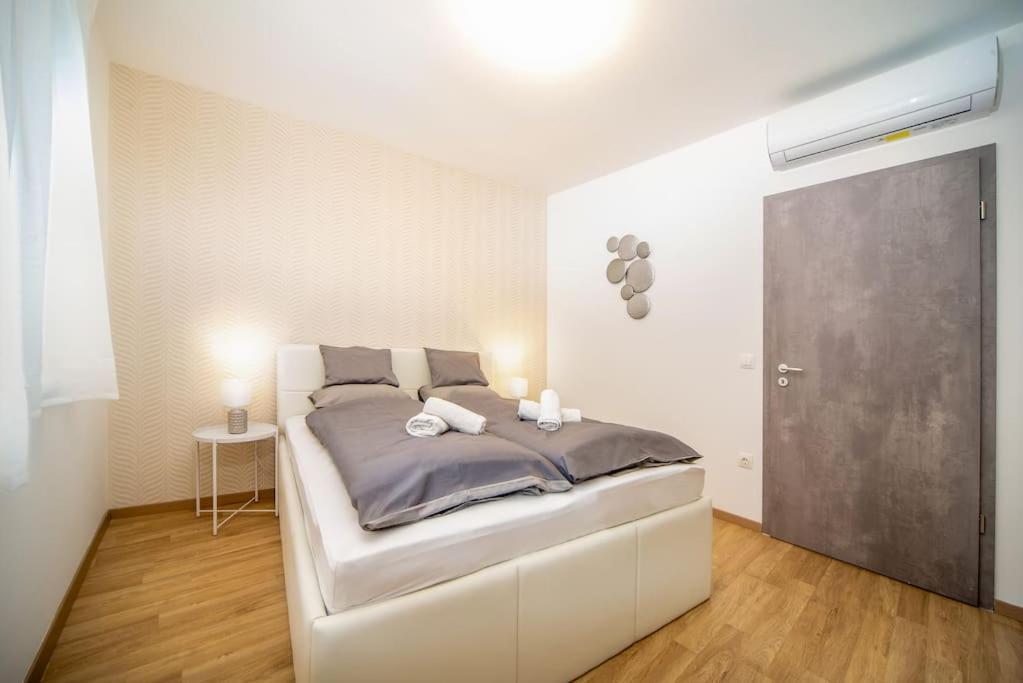 Grace Pine Apartment 1 Budapeste Exterior foto