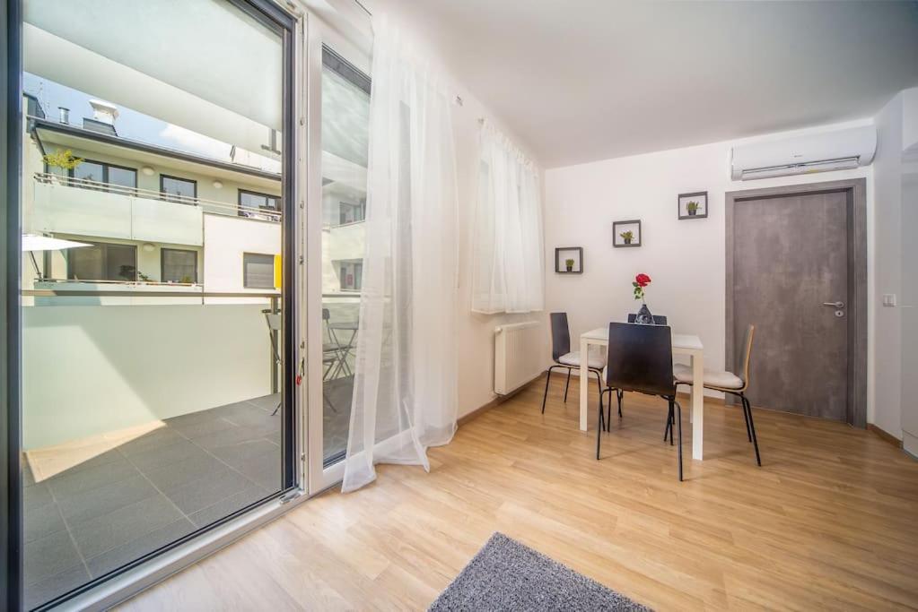 Grace Pine Apartment 1 Budapeste Exterior foto